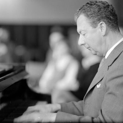 Benjamin Britten_2600pxw_Fortepan_137710.jpg